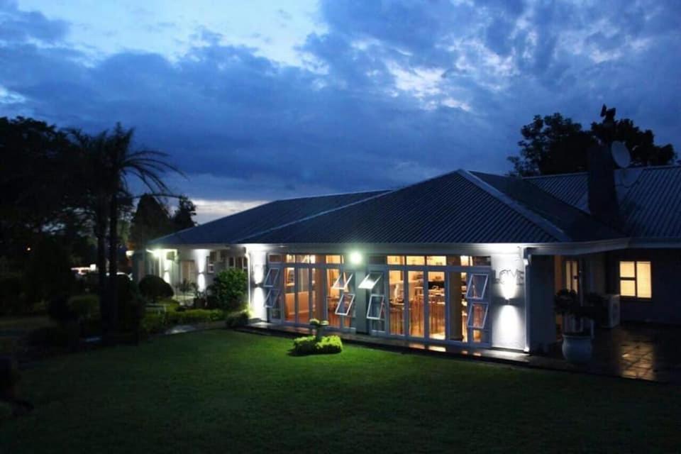 Nauntons Guest House & Wedding Venue Лейдисмит Екстериор снимка