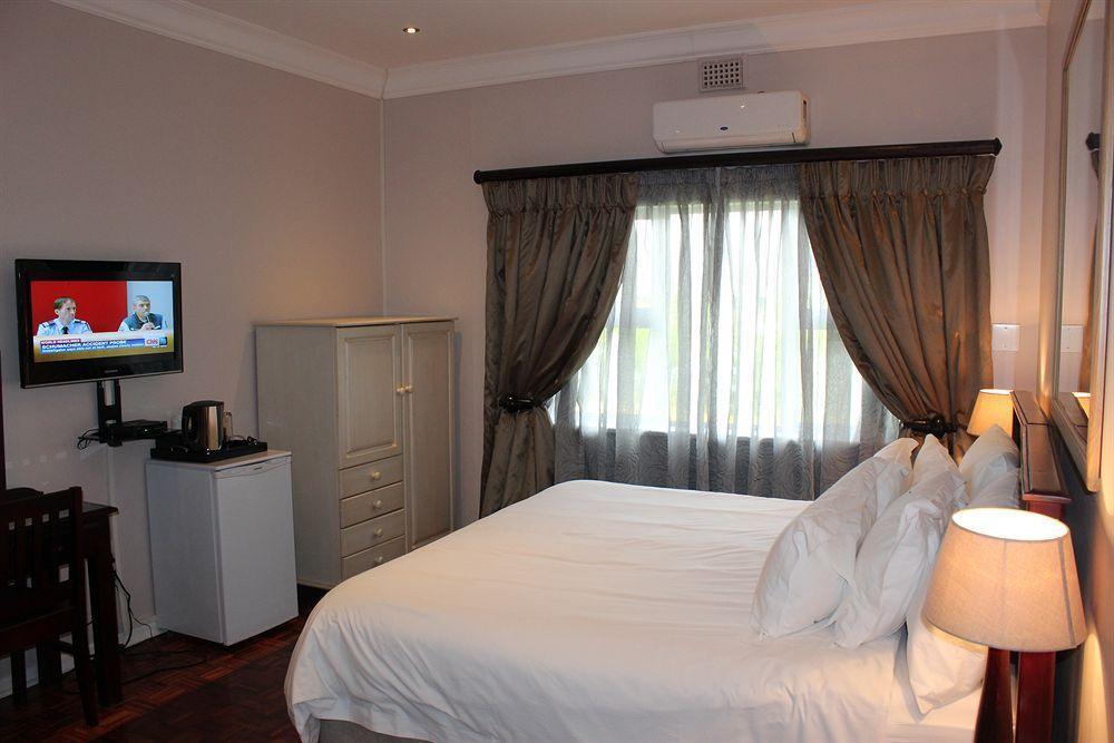 Nauntons Guest House & Wedding Venue Лейдисмит Екстериор снимка