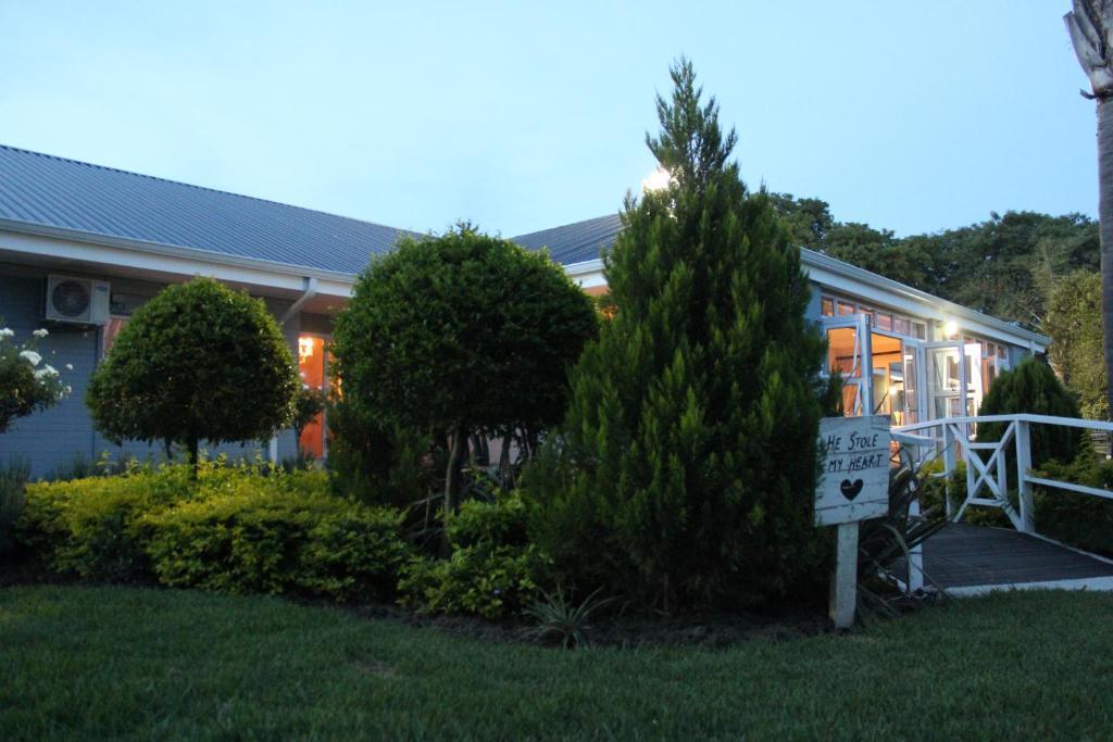 Nauntons Guest House & Wedding Venue Лейдисмит Екстериор снимка