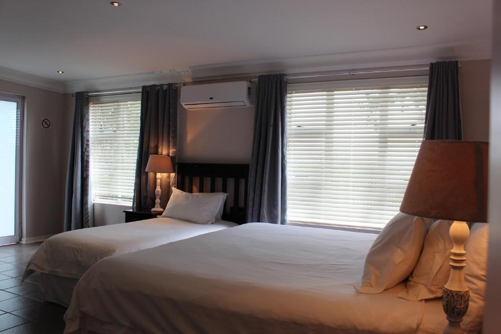 Nauntons Guest House & Wedding Venue Лейдисмит Стая снимка