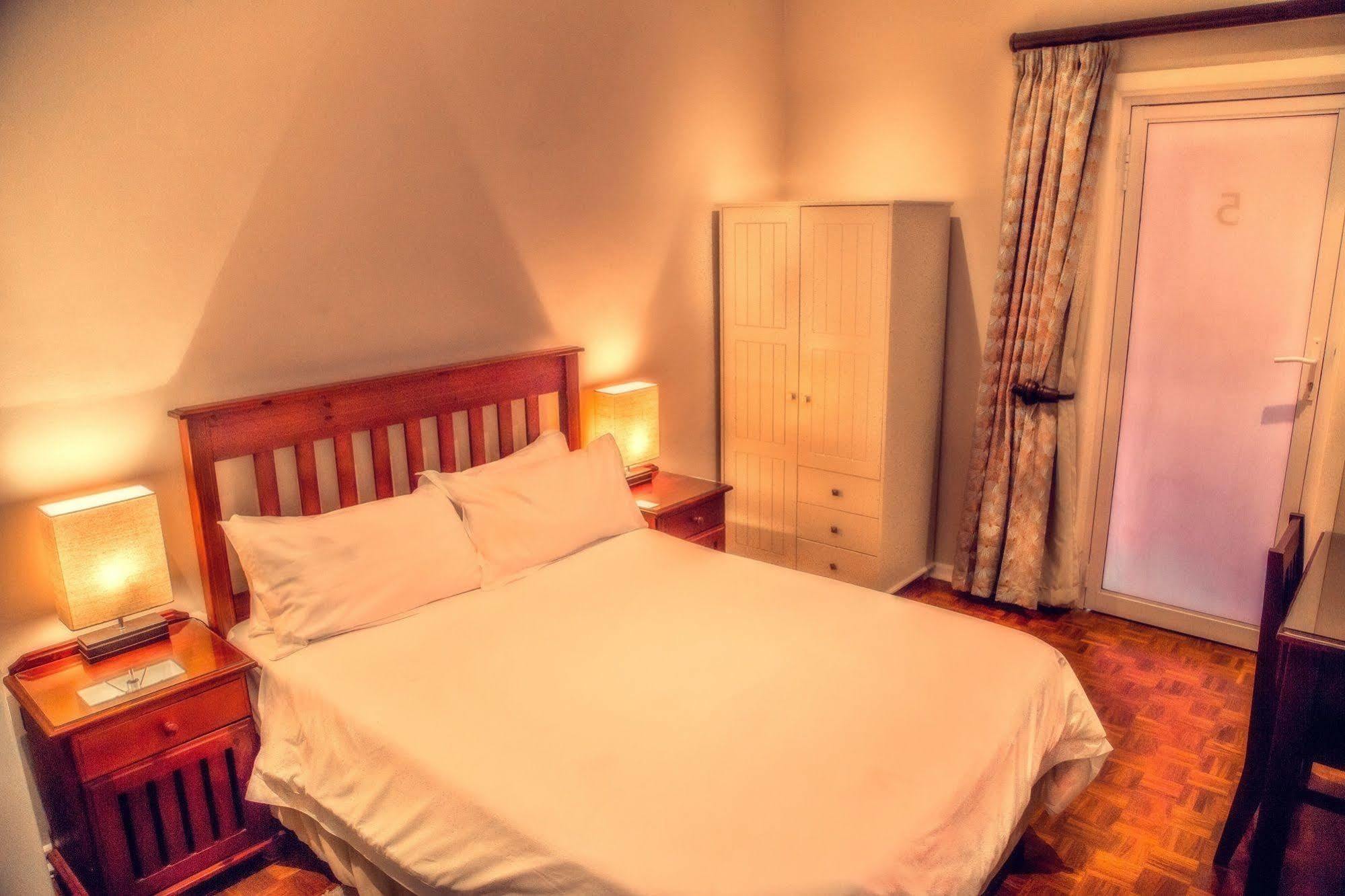 Nauntons Guest House & Wedding Venue Лейдисмит Екстериор снимка