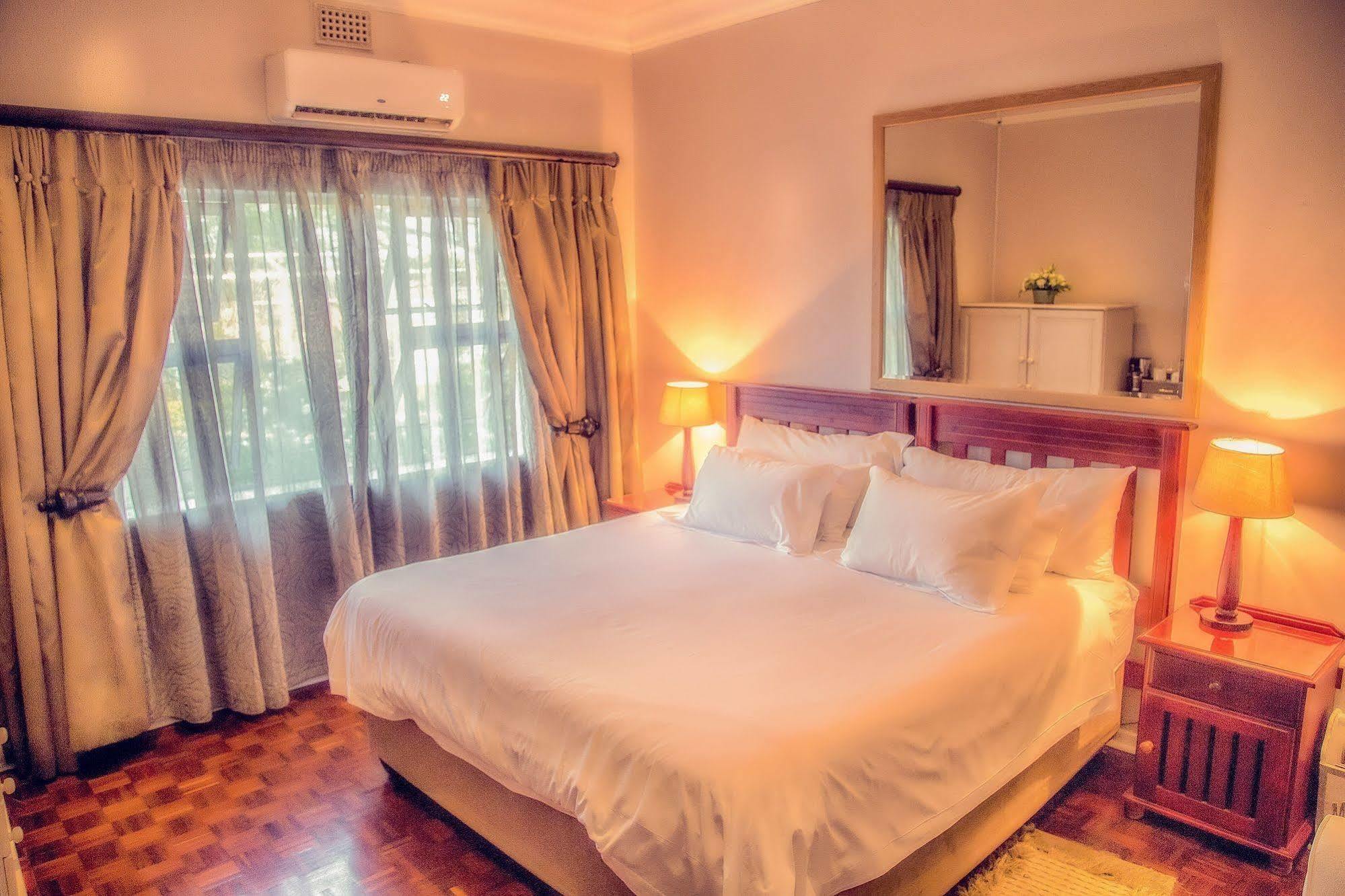 Nauntons Guest House & Wedding Venue Лейдисмит Екстериор снимка